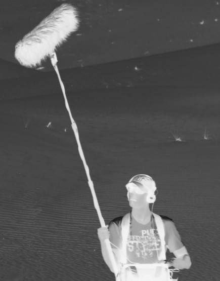 Foto; Negativ Bild; sound guy with boom, Tonmann mit Angelmikrofon