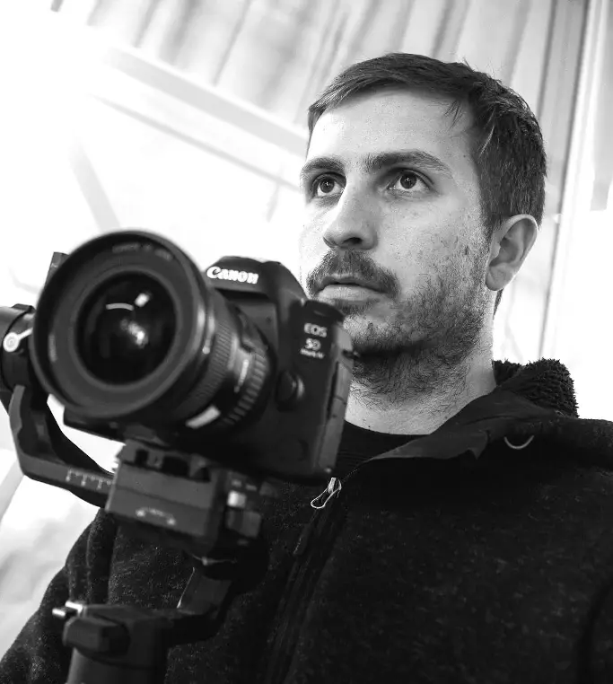 Crew Portrait Felix Oliv - Cameraman operating Canon DSLR – Filmproduktion München.