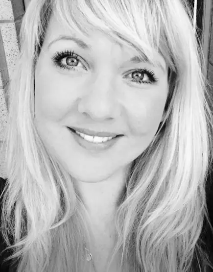 Crew Portrait Laura - Portrait of a smiling team member – Videoproduktion München.