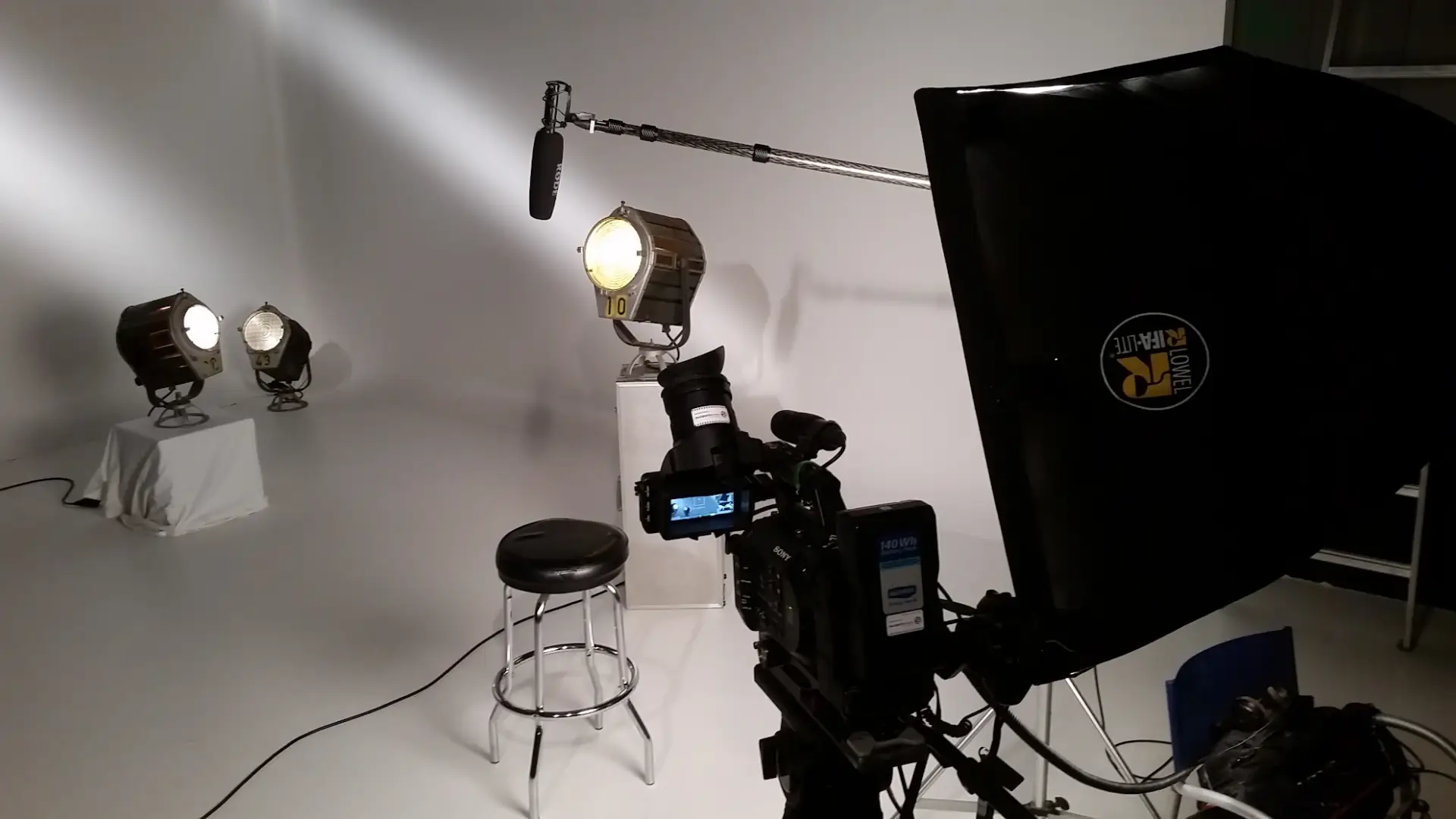 Professionelles Videostudio Setup mit Kamera, Licht und Mikrofon für Videoproduktion in München.