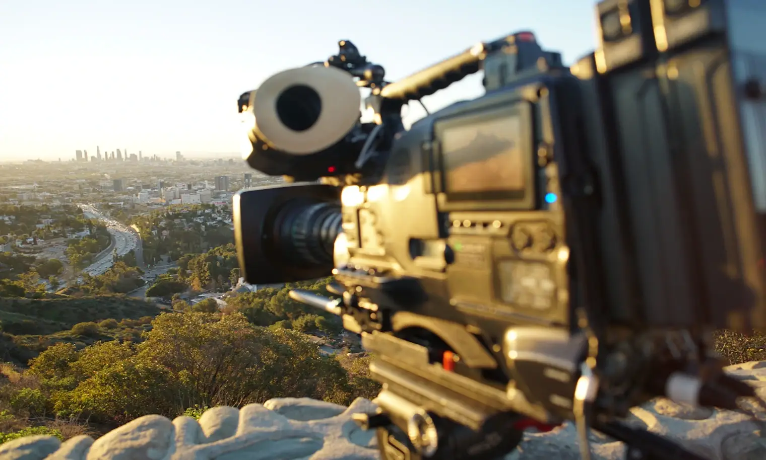 Professional film camera capturing cityscape during golden hour in München.