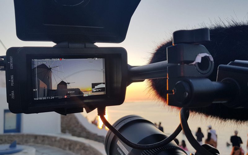 gallery-black-at-white_media-tv-produktion-sunset-kamera-mykonos-windmill-fs7 Foto von Kamera und Kamerasucher mit Windmühlen von Mykonos bei Sonnenuntergang; Imagefilm und Videoproduktion aus München